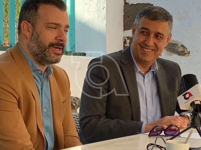 El concejal Servando González (d) con el  pregonero del Carnaval de Telde 2020, Dani Calero (Foto TA)